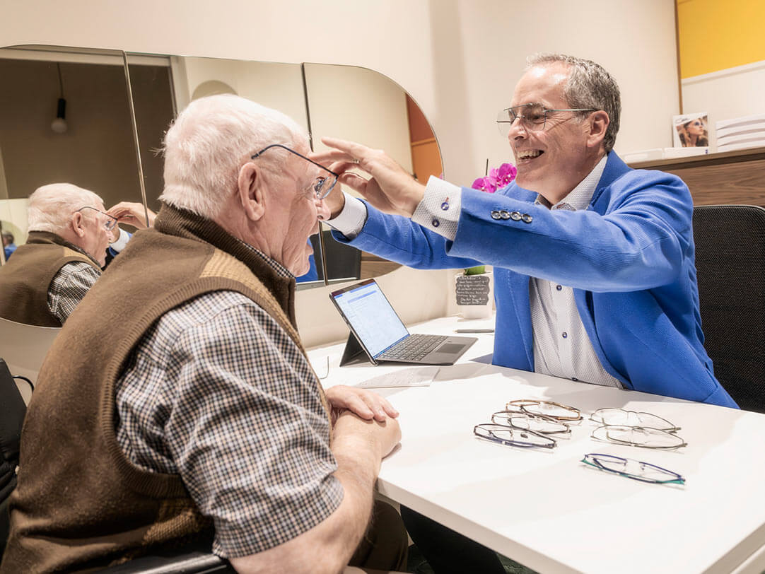 opticien ajustant la monture d'un client
