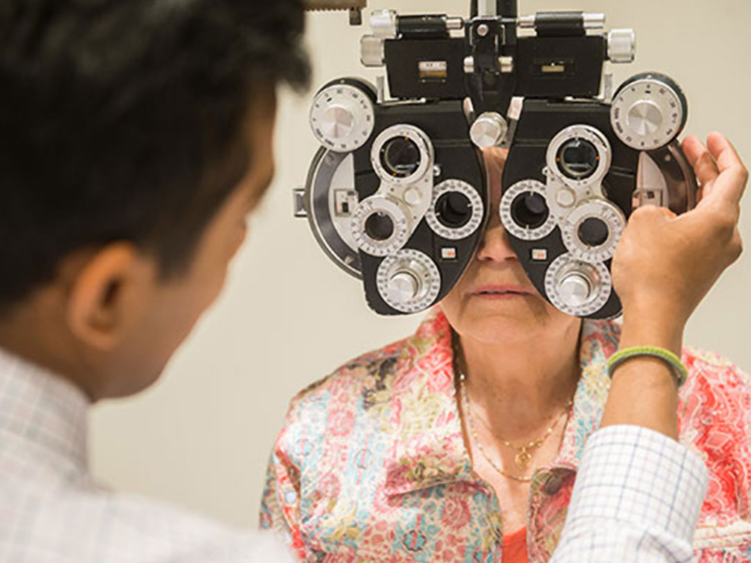 optométriste faisant un examen de la vue